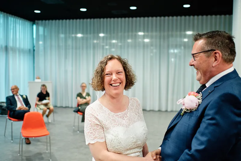 Janneke lacht naar Jakob