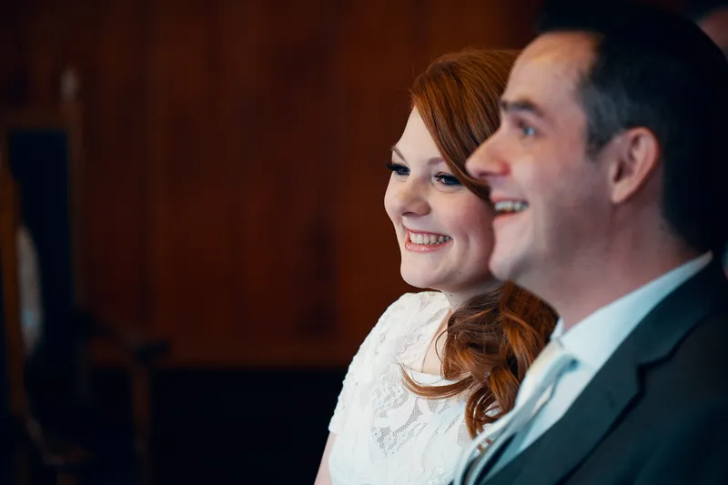 Naomi en Maurice lachen tijdens de toespraak