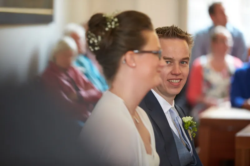 Marjolein en Coen lachen om de ambtenaar