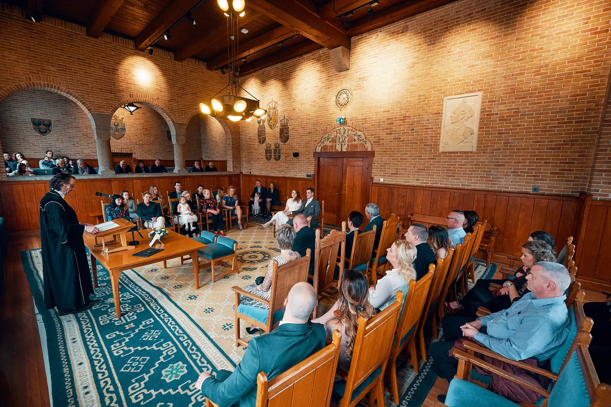 De trouwzaal van het stadhuis van Leidschendam met de gasten