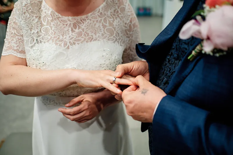 Jakob schuift de ring om de vinger van Janneke