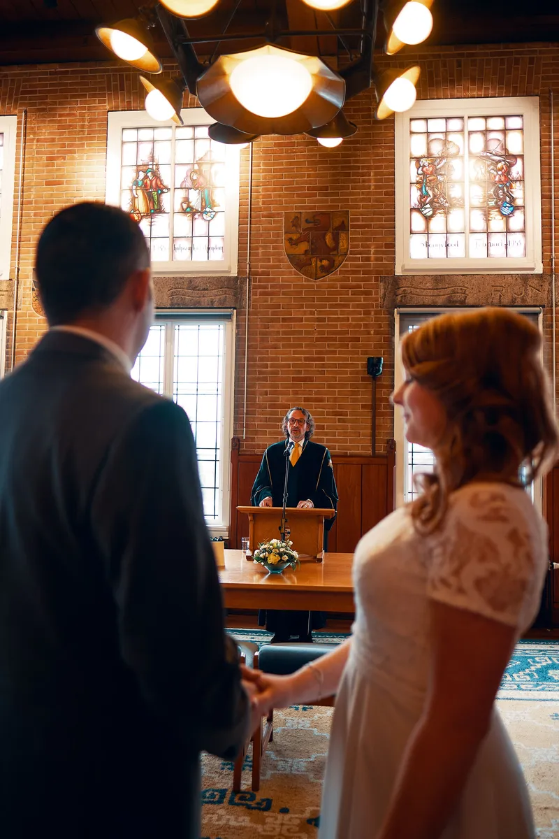 Naomi en Maurice staan tegenover elkaar voor het ja-woord