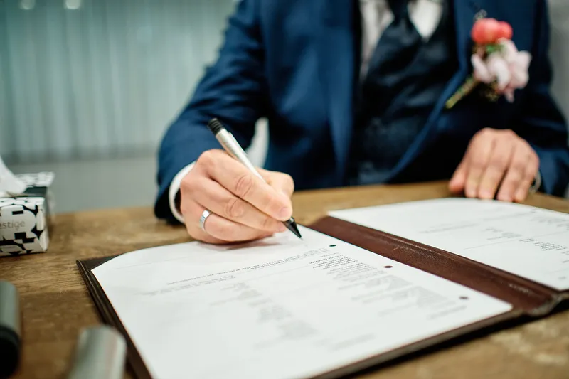 Jakob zet zijn handtekening