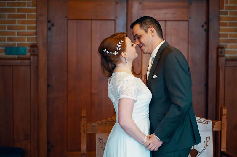 Naomi en Maurice kijken elkaar aan in de trouwzaal