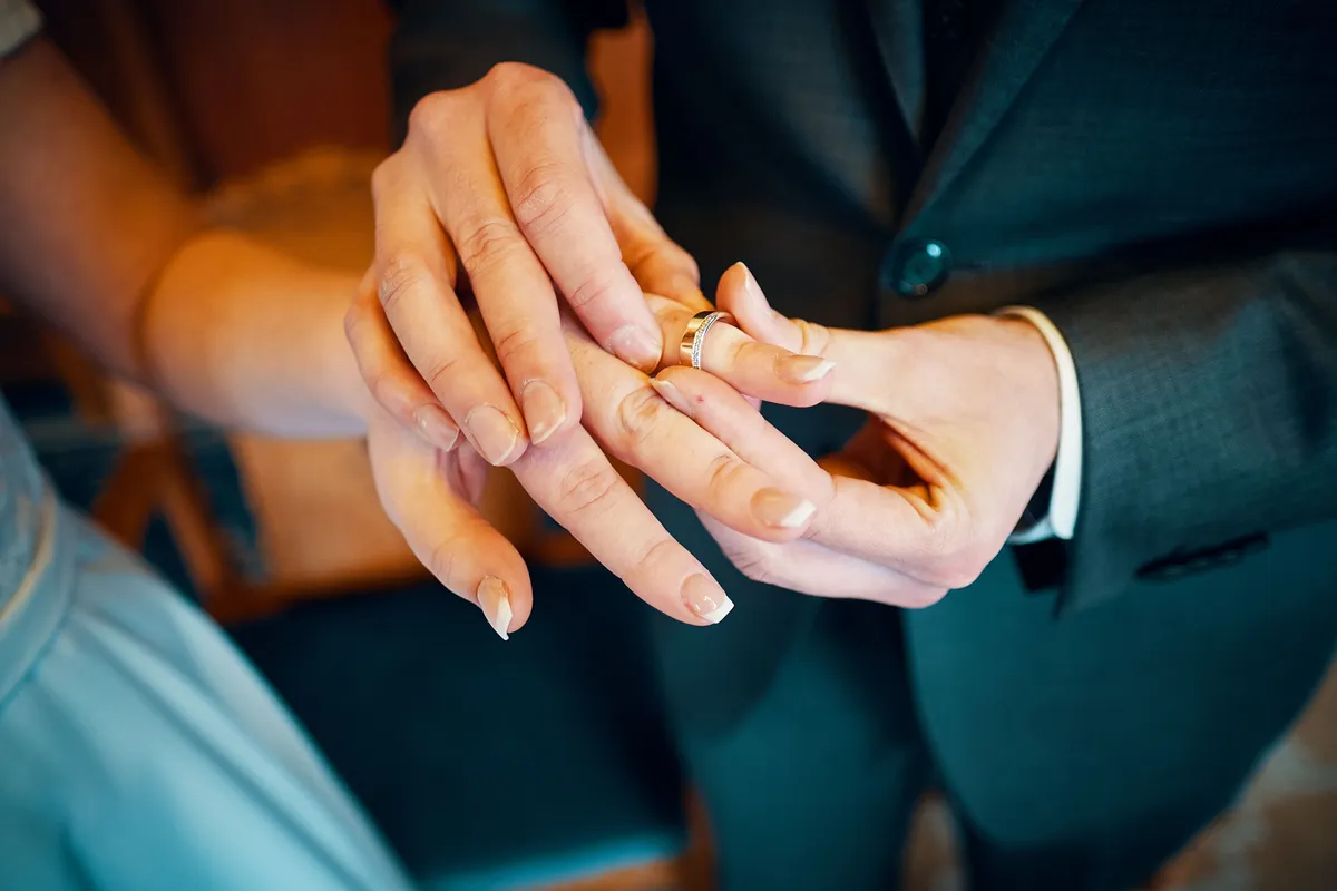 De trouwring gaat om de vinger