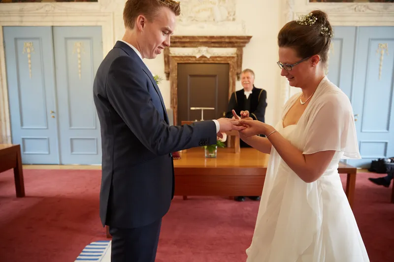 Marjolein en Coen wisselen de ringen voor de blauwe deuren