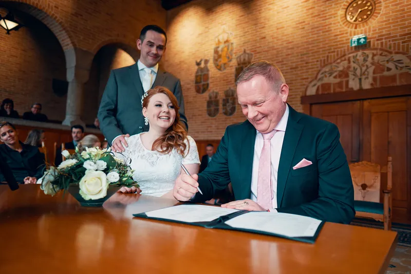 De trouwakte wordt getekend, Naomi en Maurice kijken mee