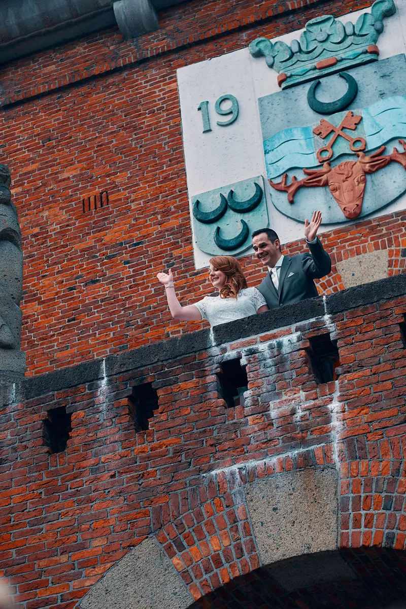 Naomi en Maurice zwaaien vanaf het balkon van het stadhuis