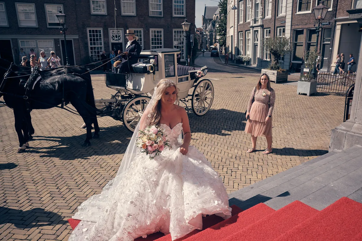 Jacky stapt uit de koets op het Stadhuisplein