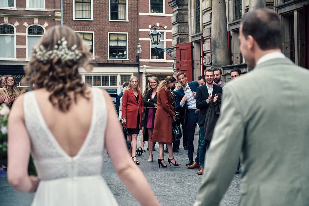 Renske en Tijmen komen aan bij hun gasten op de Markt