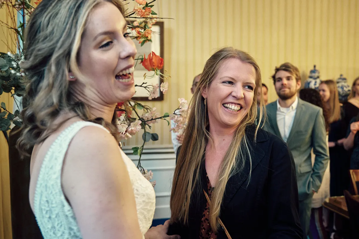 Renske lacht met een vriendin bij de felicitaties