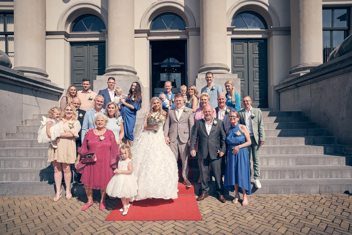 Groepsfoto op de trap van het stadhuis