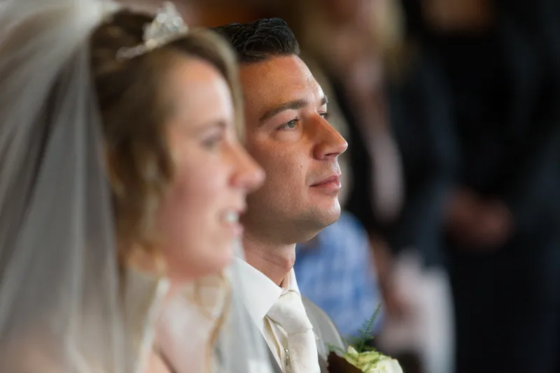 Anouk en Edgar tijdens de ceremonie