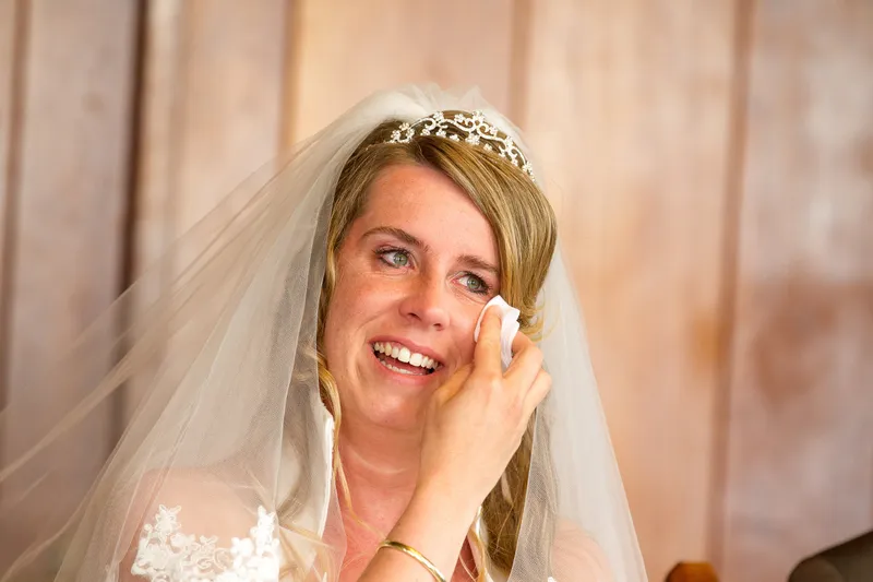 Anouk veegt een traan weg tijdens de ceremonie