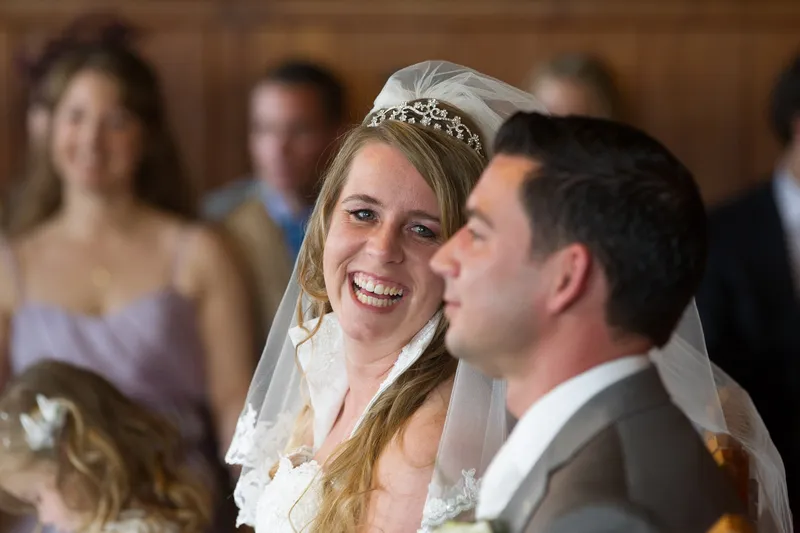 Anouk en Edgar lachen tijdens de ceremonie
