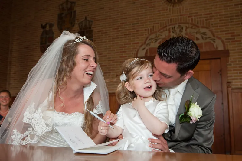 Anouk en Edgar tekenen, hun dochtertje zit bij Edgar op schoot