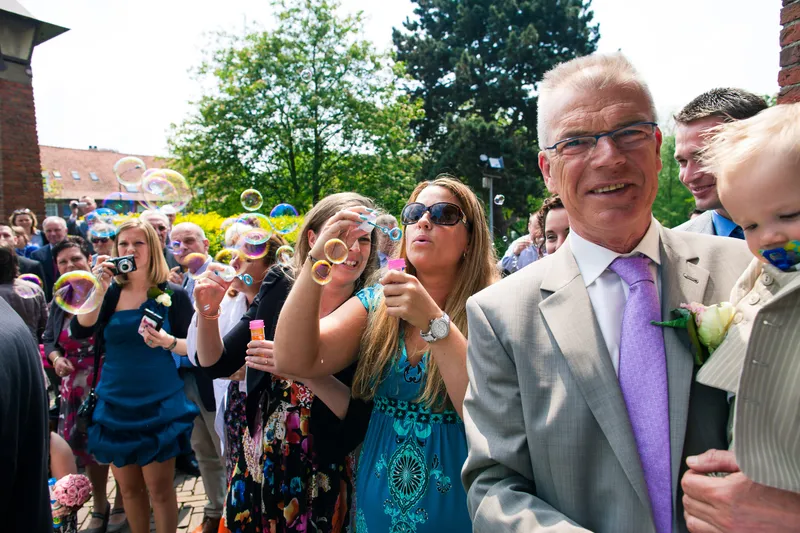 Gasten blazen bellen bij het onthaal buiten