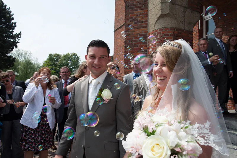 Anouk en Edgar lopen tussen de zeepbellen door
