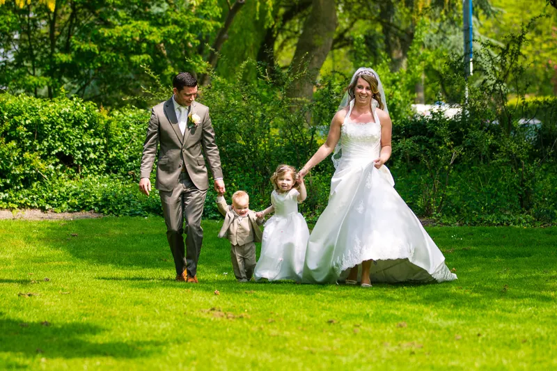 Anouk en Edgar lopen met de kinderen over het gras