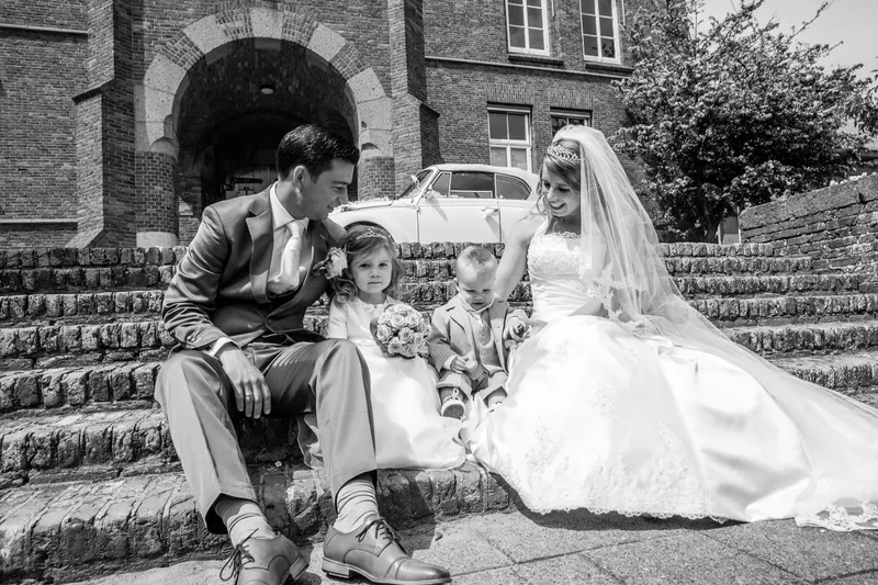 Zwart-wit: Anouk en Edgar met de kinderen op de trap voor de ingang van het stadhuis van Leidschendam