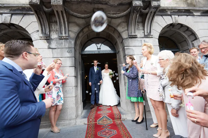 Marjolein en Coen komen naar buiten, de gasten blazen bellen