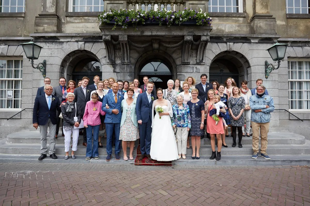 De groepsfoto voor het stadhuis van Weesp