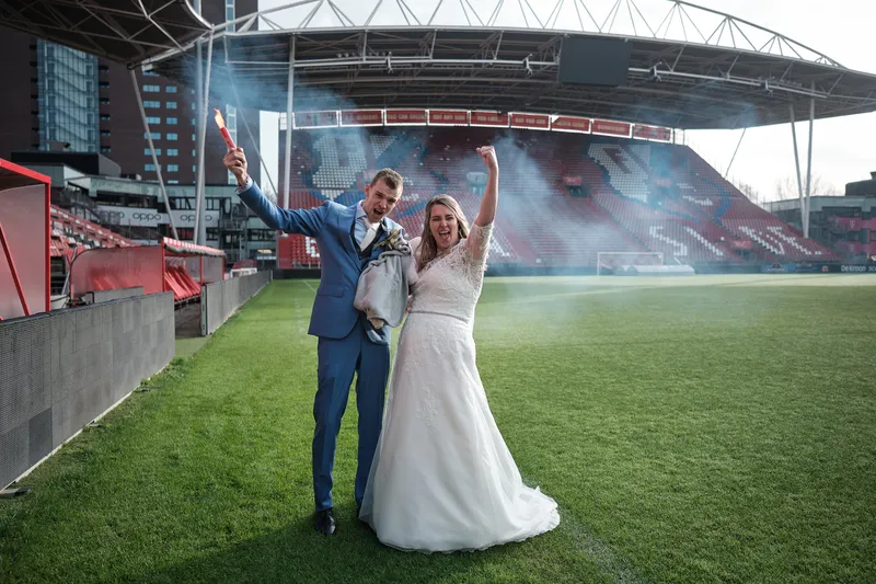 Gerrold en Wendy juichen op het veld van Stadion Galgenwaard