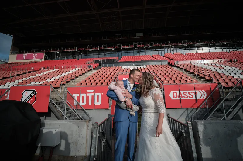 Gerrold en Wendy op de tribune van FC Utrecht, met hun dochter