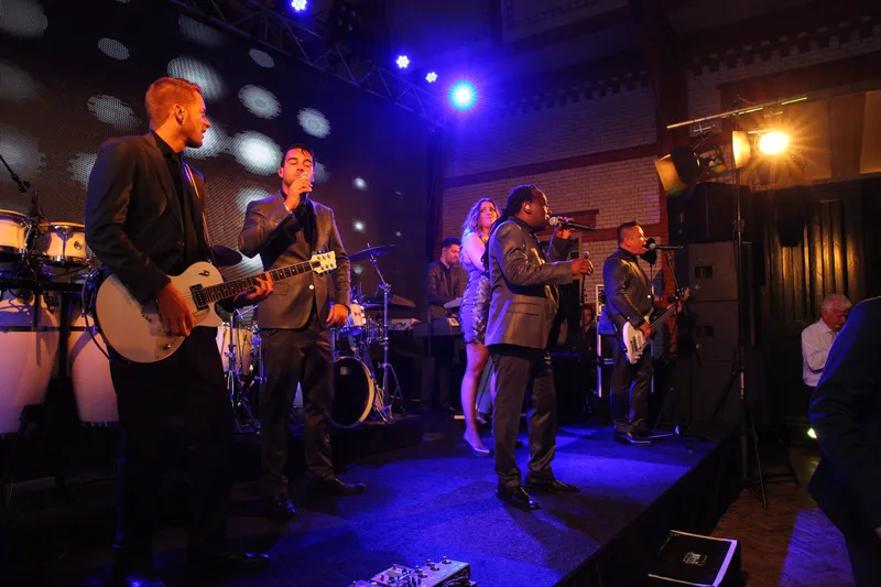 De band op het podium in blauw licht