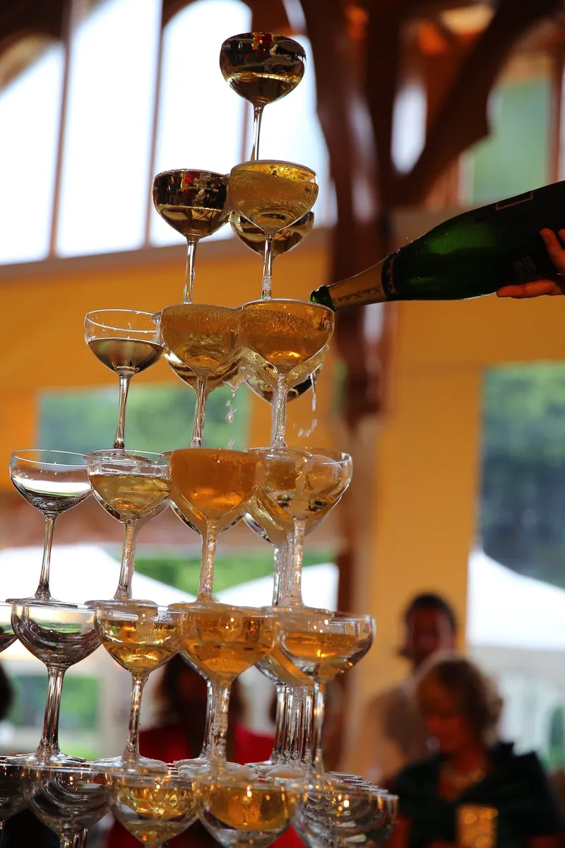 De champagnetoren wordt gevuld