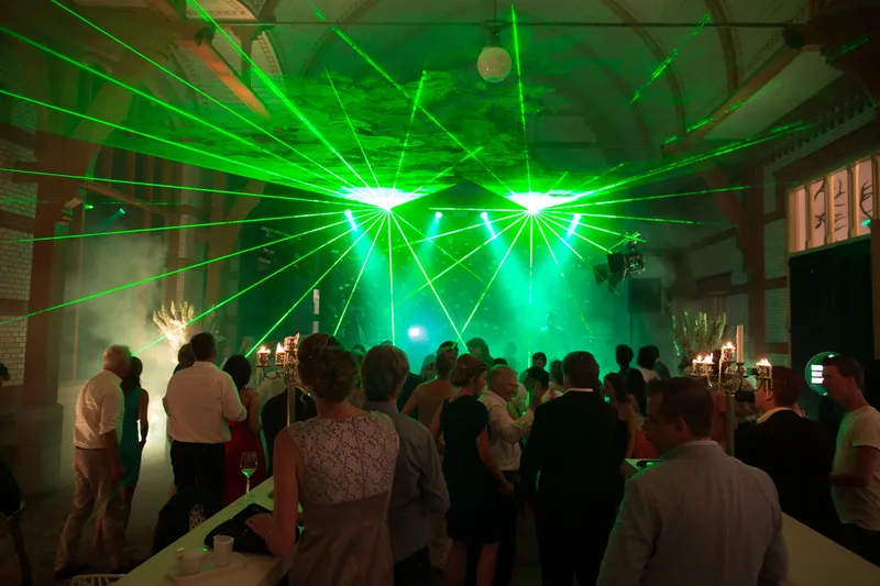 Groene lasers boven de dansvloer