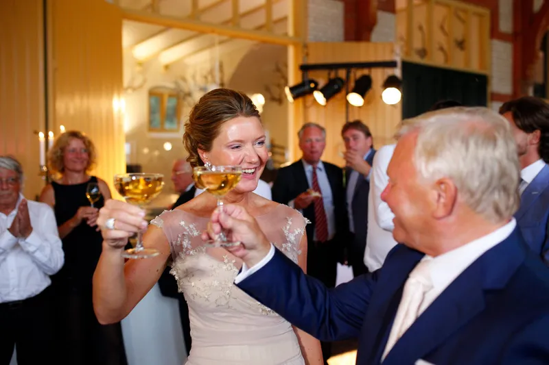 Jaqueline en Willem proosten met gasten