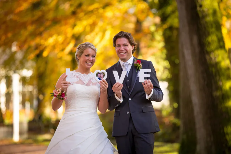 Ingeborg en Martijn lachen naar elkaar in de zon