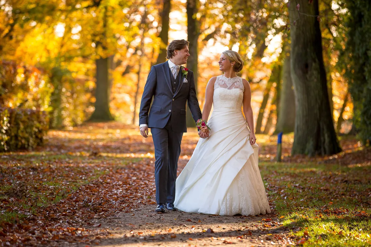 Ingeborg en Martijn lopen samen door het herfstbos
