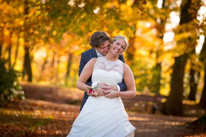 Ingeborg en Martijn in het herfstbos van Staverden, tussen de gele en oranje beuken