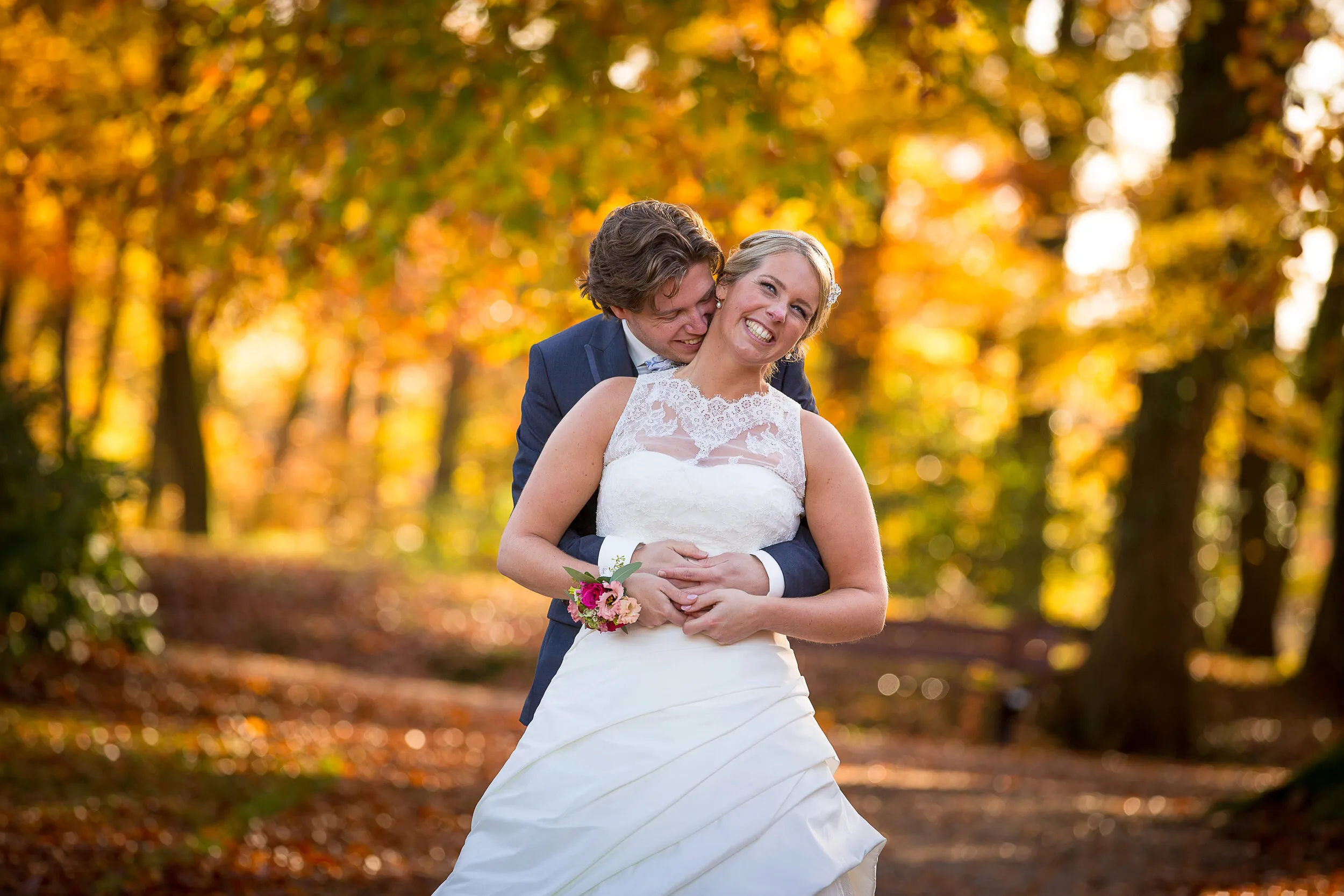 Ingeborg en Martijn in het herfstbos van Staverden, tussen de gele en oranje beuken