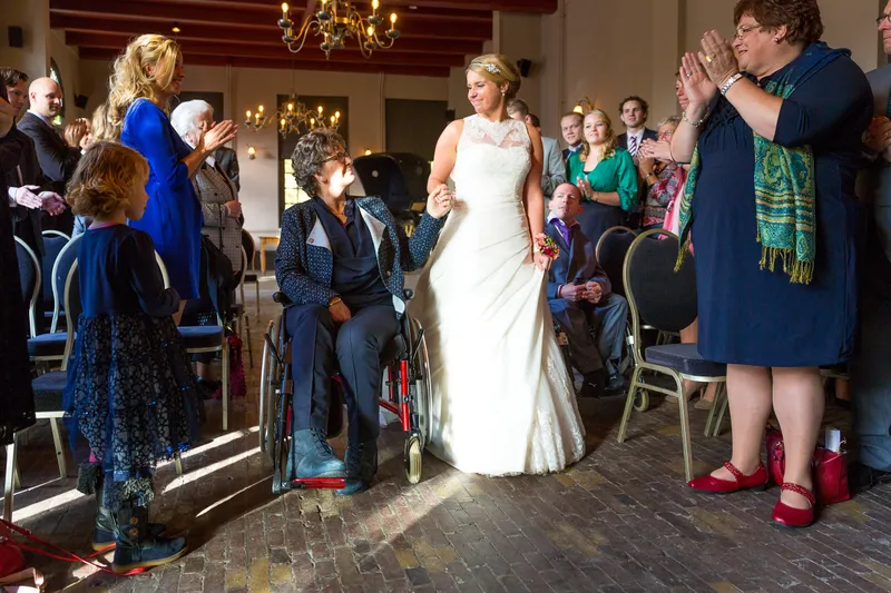 Ingeborg loopt naar binnen voor de ceremonie