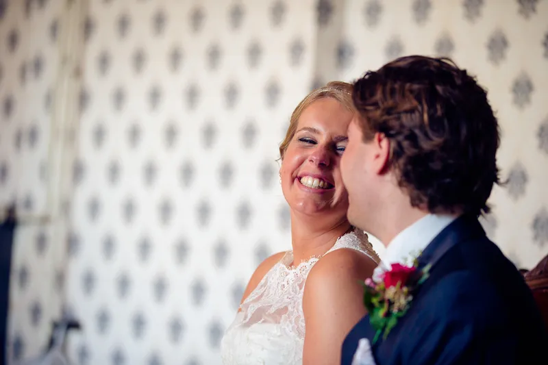 Ingeborg en Martijn lachen naar elkaar