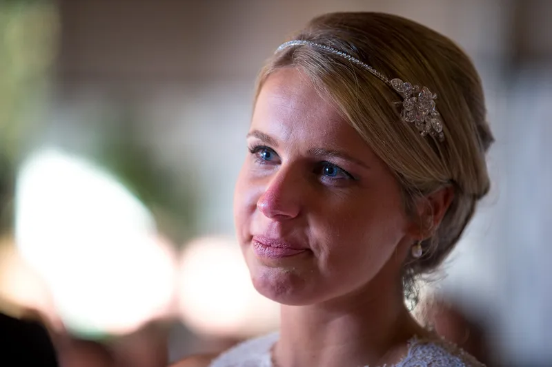 Ingeborg luistert tijdens de ceremonie
