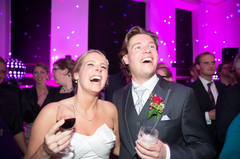 Ingeborg en Martijn lachen op het feest