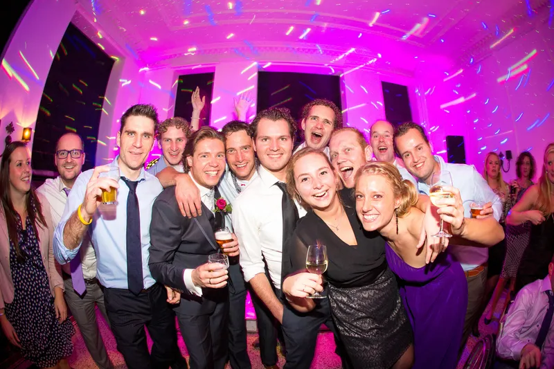 Groepsfoto met vrienden op het feest
