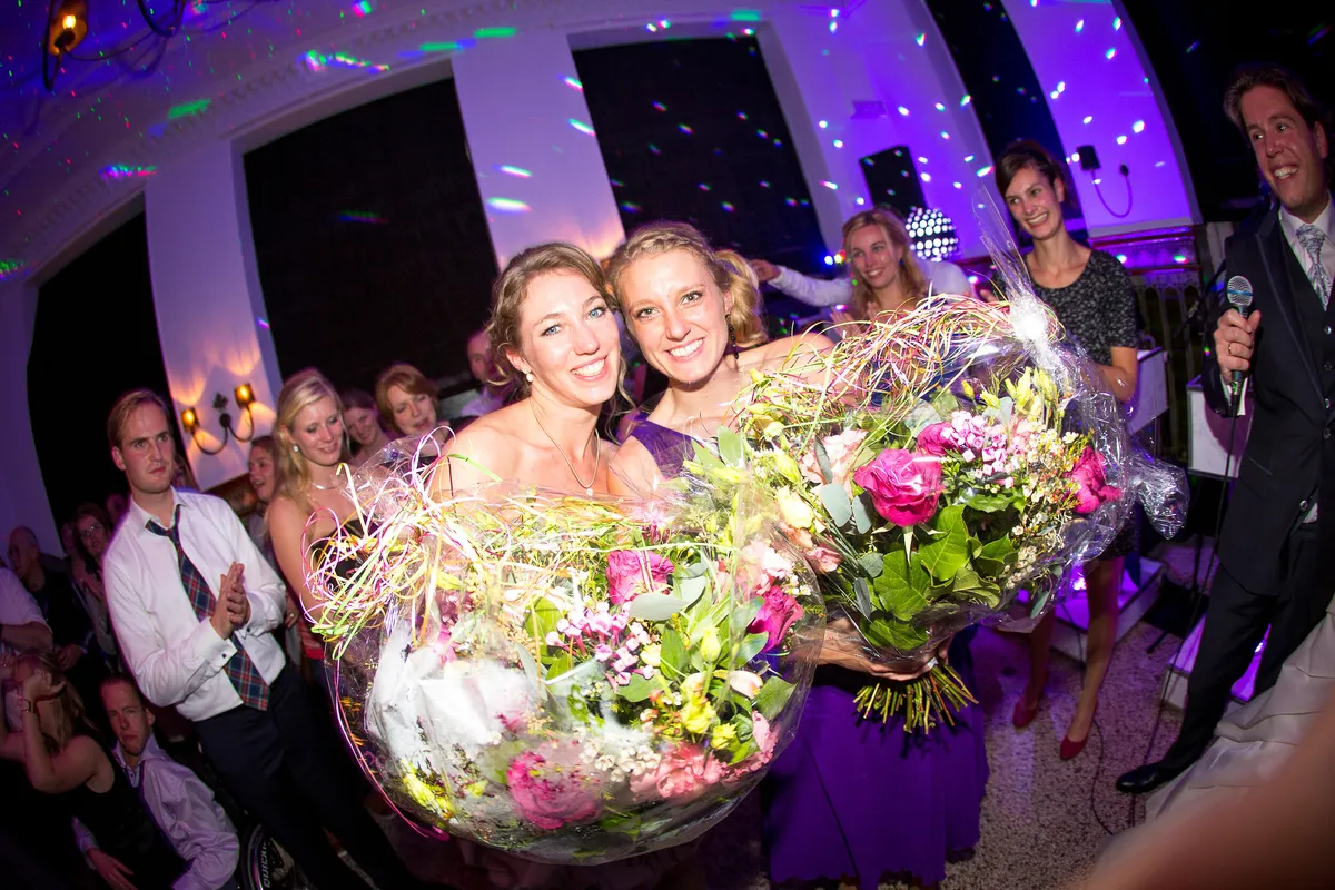 De hele zaal rond het bruidspaar
