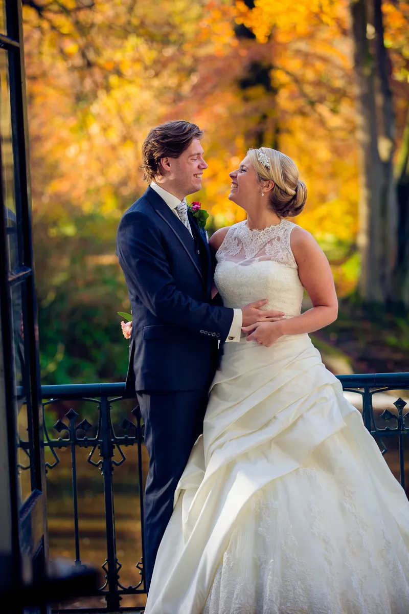 Ingeborg en Martijn tussen het herfstblad