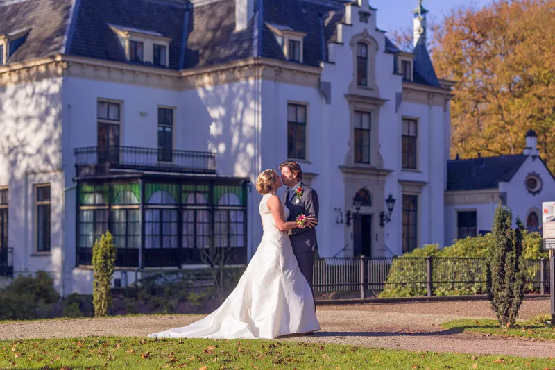 Ingeborg en Martijn voor het witte kasteel van Staverden