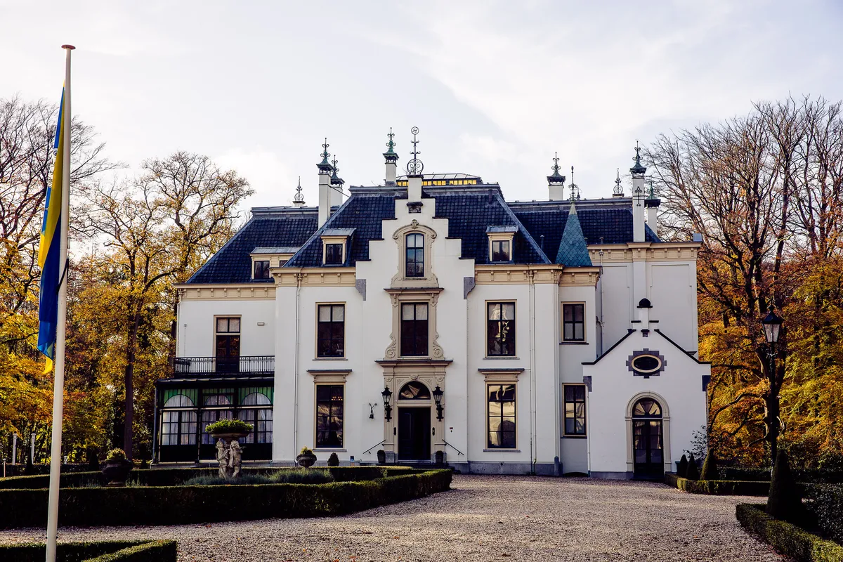 Het kasteel van Staverden met de vlag uit