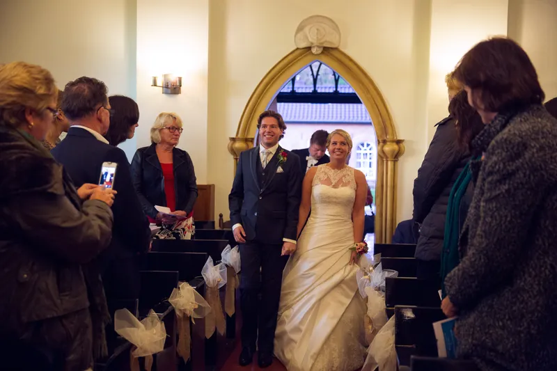 Ingeborg en Martijn lopen het kerkje in