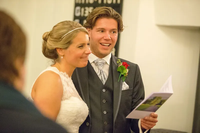 Ingeborg en Martijn luisteren tijdens de inzegening
