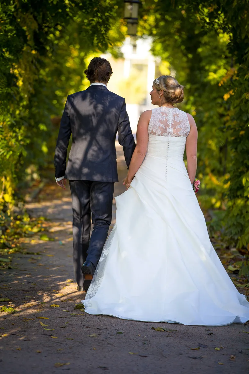 Ingeborg en Martijn lopen door de laan naar het kasteel