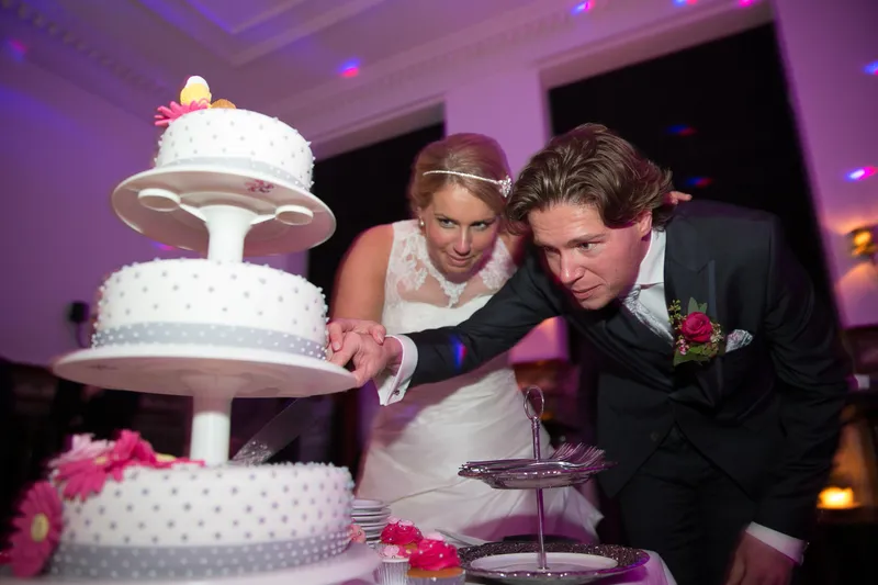 Ingeborg en Martijn snijden de taart aan