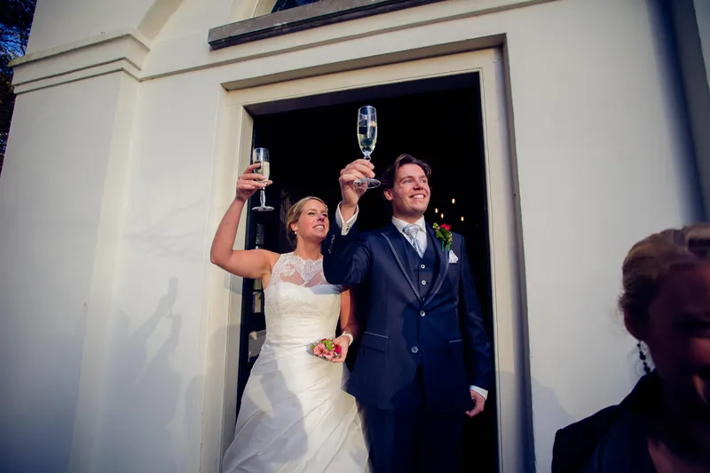 Ingeborg en Martijn toosten in de deuropening